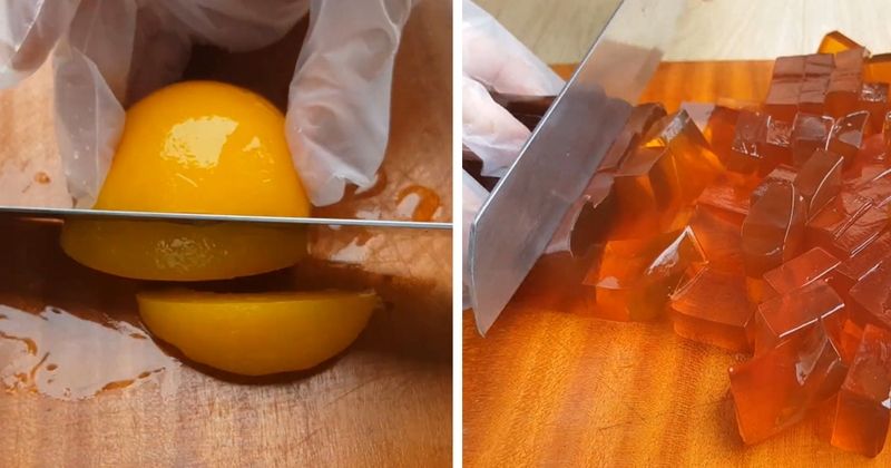 Pha trà và cắt nhỏ thạch đào cho trà đào sữa